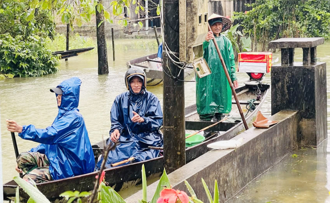 Người dân Hội Điền, xã Nam Hải Lăng dùng thuyền đi lại khi bị ngập sáng 24/10. Ảnh: Huynh Nguyễn