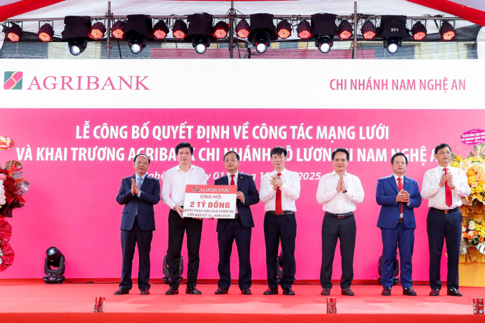 Tại lễ khai trương chi nhánh Nam Nghệ An, lãnh đạo Agribank đã trao 2 tỷ đồng ủng hộ địa phương khắc phục hậu quả cơn bão số 10. Ảnh: Agribank