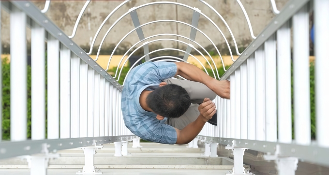 Lối thoát hiểm với thang có lồng bảo vệ lưng. Ảnh: VinaFoam