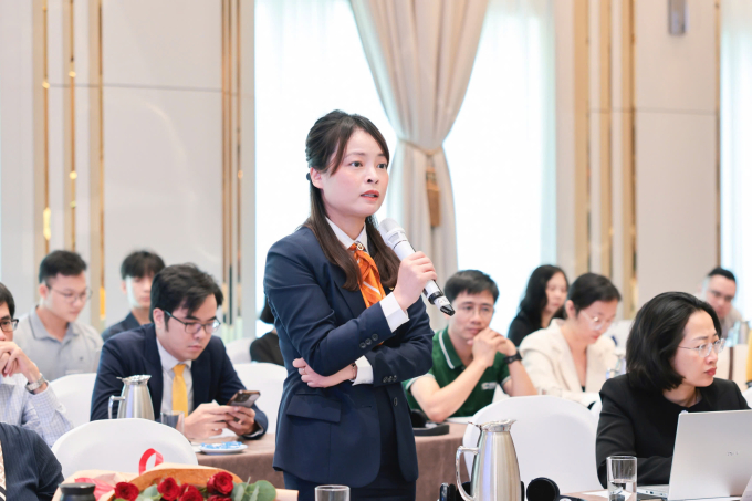 Bà Vũ Nam Hương chia sẻ tại hội nghị. Ảnh: LPBank