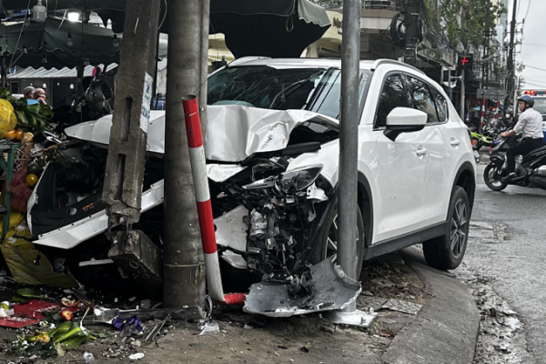 Tai nạn ôtô: Xe tông người đi bộ trên vỉa hè