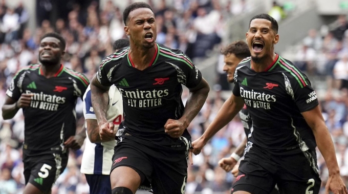 Gabriel Magalhaes (giữa) và William Saliba (phải) ăn mừng trong trận Arsenal thắng Tottenham 1-0 trên sân Tottenham, London, Anh ngày 15/9/2024. Ảnh: AP