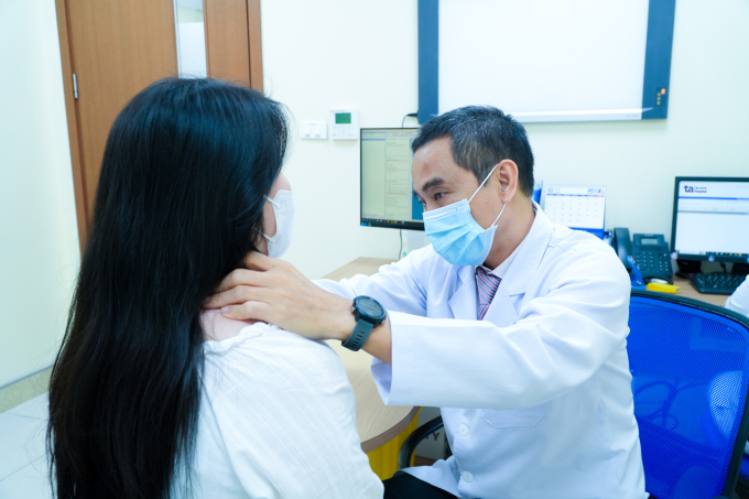 Bác sĩ Huân khám bệnh cho Chị Quỳnh. Ảnh: Bệnh viện cung cấp