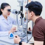 Tác hại của việc dụi mắt thường xuyên: Cảnh báo từ chuyên gia