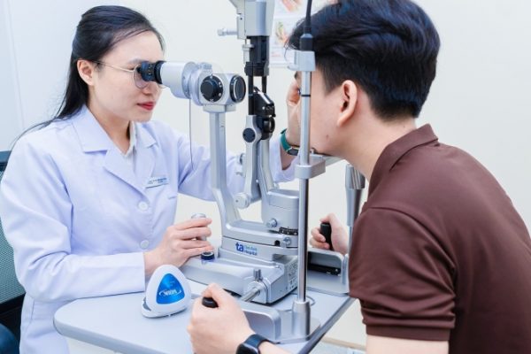 Tác hại của việc dụi mắt thường xuyên: Cảnh báo từ chuyên gia
