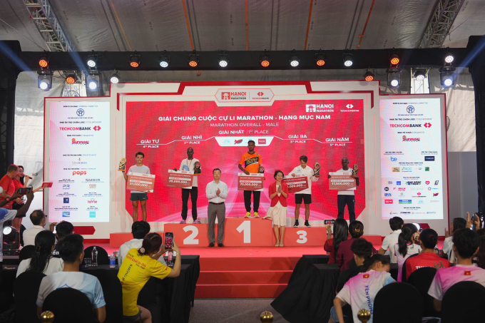 Bà Lê Thị Hoàng Yến, Phó Cục trưởng Cục Thể dục Thể thao và ông Phạm Xuân Tài, Phó Giám đốc Sở Văn hóa và Thể thao TP Hà Nội trao giải cho các VĐV xuất sắc đường đua Marathon nam. Ảnh: Techcombank