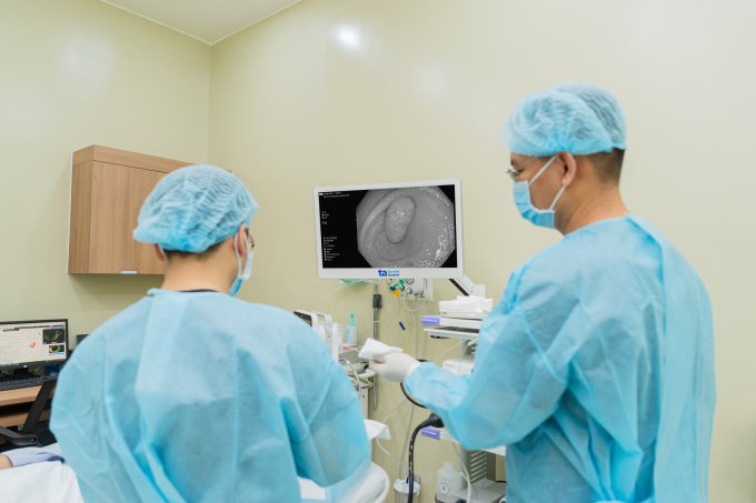Bác sĩ Tựu (trái) đang thực hiện nội soi cắt ruột thừa đảo ngược cho anh Tùng. Ảnh: Bệnh viện Đa khoa Tâm Anh