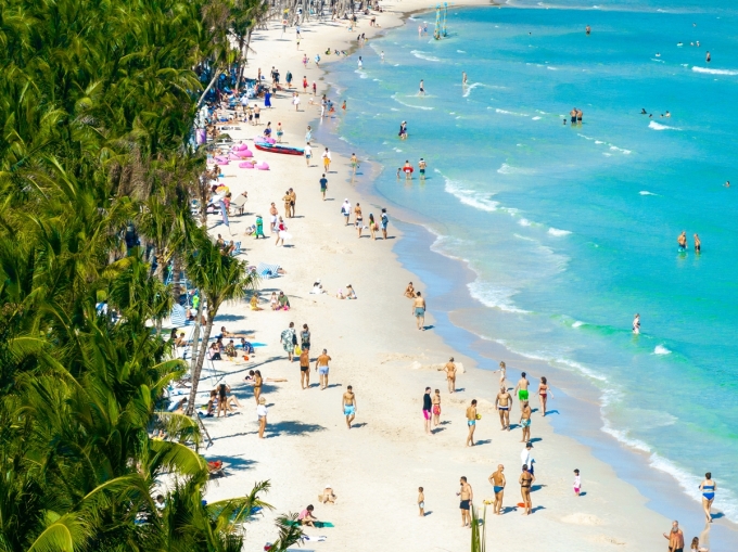 Bãi biển tại Phú Quốc thu hút đông du khách trải nghiệm. Ảnh: Sun PhuQuoc Airways
