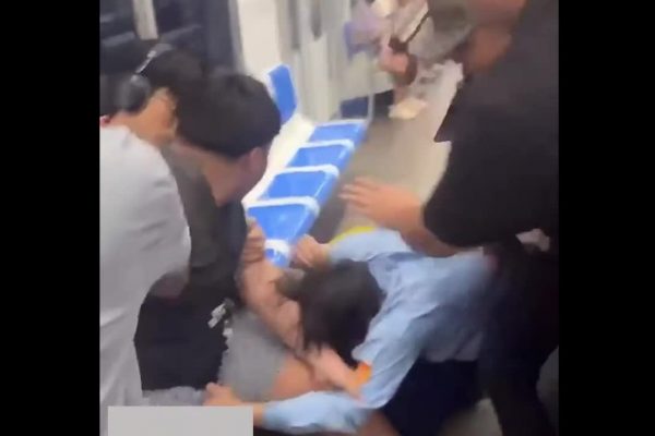 Bảo vệ metro bị hành hung vì nhắc nhở: Giữ trật tự nơi công cộng!