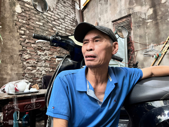 Ông Thành ước người trong nhà có thể mở cửa tầng hai và nhảy xuống. Ảnh: Huy Mạnh