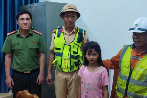 Bé gái 10 tuổi đi lạc trên cao tốc: Cảnh báo an toàn!