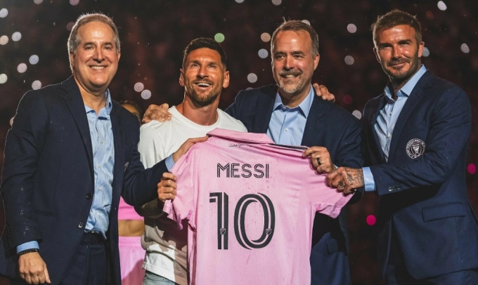 David Beckham (phải) cùng hai đồng chủ sở hữu khác của Inter Miami trong khoảnh khắc công bố áo đấu số 10 của Lionel Messi trên sân DRV PNK, Miami tối 16/7/2023. Ảnh: Inter Miami FC