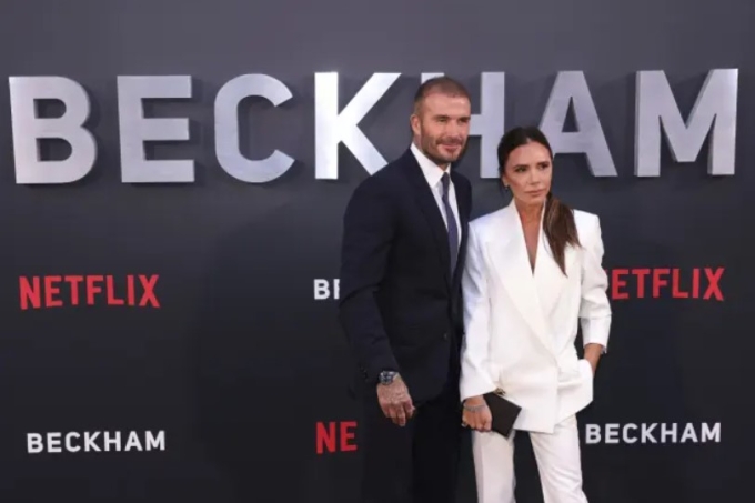 David Beckham và vợ Victoria Beckham tạo dáng trong buổi ra mắt phim tài liệu của họ tại London. Ảnh: LaPresse