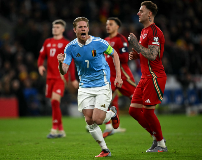 Kevin de Bruyne (áo xanh) lập cú đúp phạt đền trong trận Bỉ thắng Xứ Wales 4-2 trên sân vận động Cardiff City. Ảnh: AFP