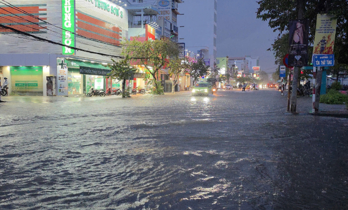 Đường Cách Mạng Tháng Tám ở trung tâm Cần Thơ biến thành sông vào chiều tối 22/10. Ảnh: An Bình