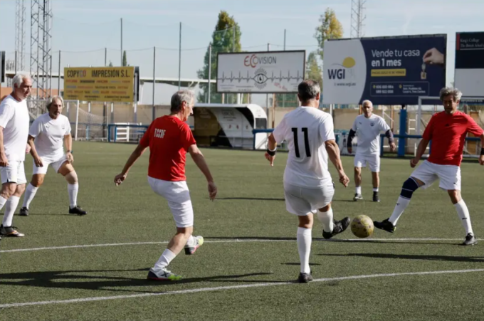 Các cụ ông trong buổi đá bóng đi bộ. Ảnh: Marca