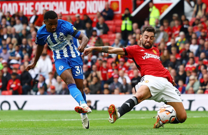 Ansu Fati (trái) ghi bàn cho Brighton vào lưới Man Utd trên sân Old Trafford ngày 16/9/2023. Ảnh: Reuters