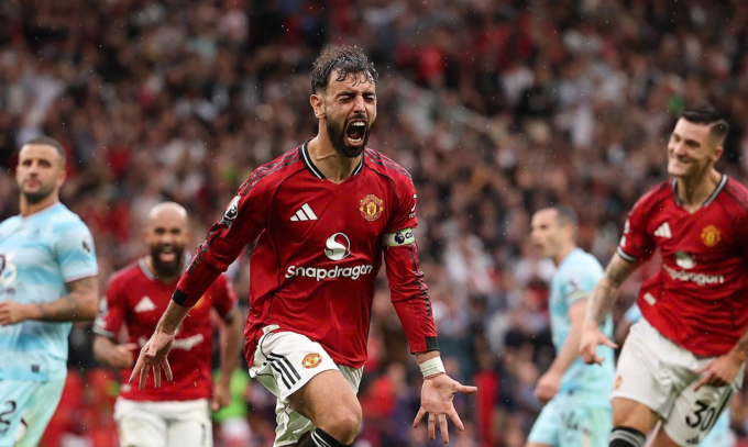 Bruno Fernandes mừng bàn thắng ấn định tỷ số 3-2 cho Man Utd trước Burnley trên sân Old Trafford, thành phố Manchester, Vương quốc Anh, vòng ba Ngoại hạng Anh ngày 30/8/2025. Ảnh: Offside