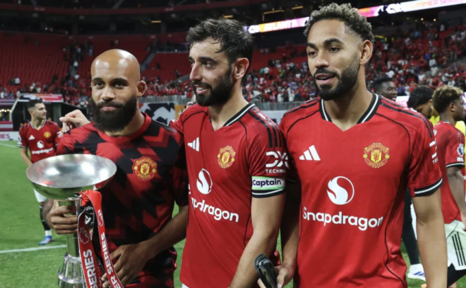 Bruno Fernandes (giữa), Matheus Cunha (phải) và Bryan Mbeumo mừng Cup Summer Series 2025 trong giai đoạn tiền mùa giải. Ảnh: Telegraph
