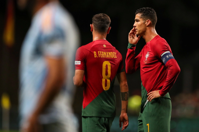 Ronaldo trao đổi với Fernandes trong trận Bồ Đào Nha thua Tây Ban Nha 0-1 trên sân Braga ngày 27/9/2022. Ảnh: AFP