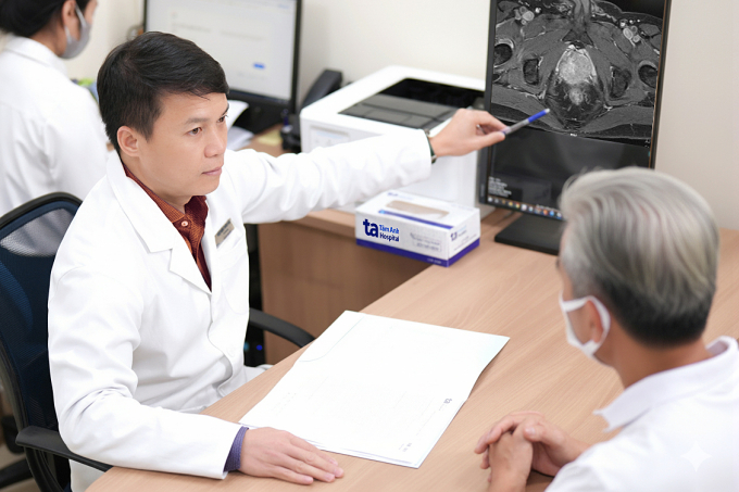 Bác sĩ Sơn tư vấn cho ông Chuyên về tình trạng bệnh. Ảnh: Bệnh viện Đa khoa Tâm Anh