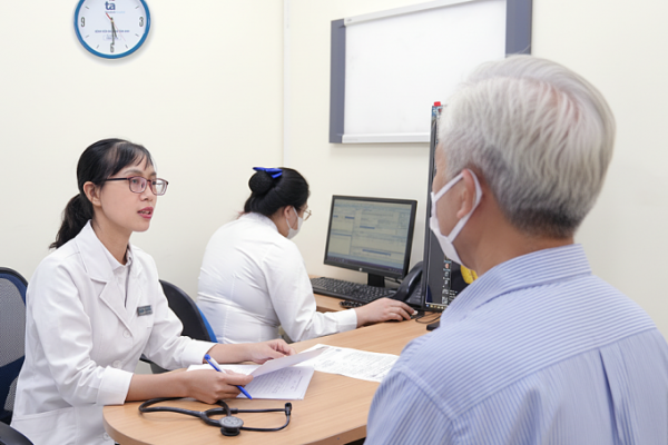 Nhận biết dấu hiệu hạ huyết áp tư thế nhanh chóng