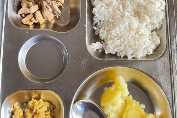 Bữa ăn bán trú 25k: Ít thịt, canh loãng, nấu ẩu?