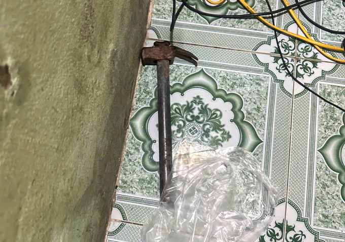 Chiếc búa đinh được nhà chức trách thu tại phòng trọ của gia đình Nam ở xã Cổ Đạm. Ảnh: Hùng Lê