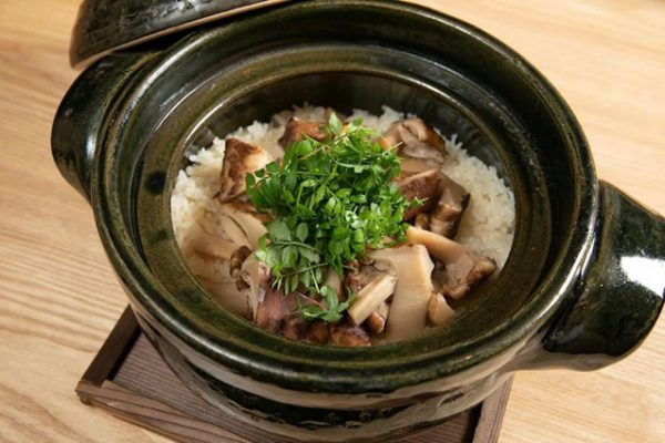 Cơm nấm Matsutake xa xỉ: Hương vị mùa thu Nhật Bản
