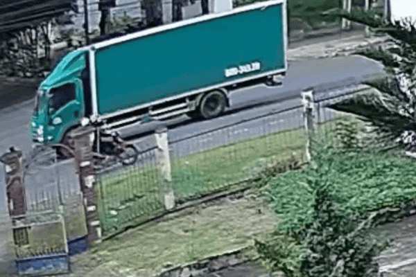 Tai nạn quốc lộ 20: Ôtô biến dạng sau va chạm xe tải