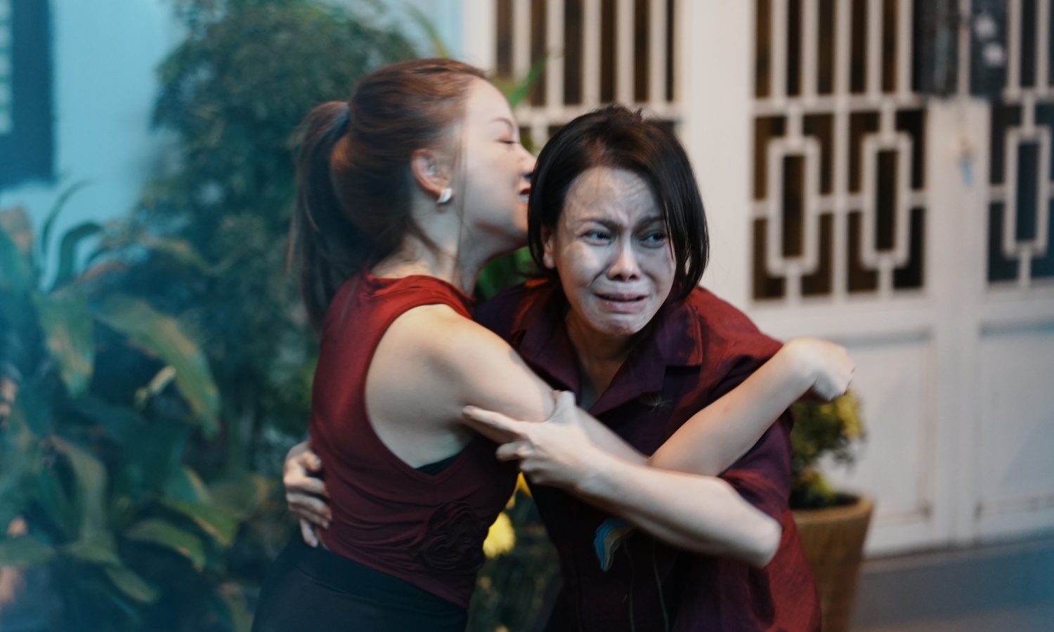 Cảnh bà Hậu (Việt Hương) tranh cãi với con gái (Băng Di) sau khi phát hiện cô bị đánh ghen