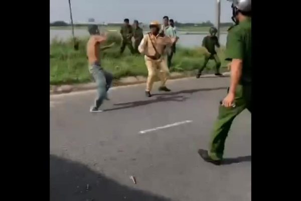 Tài xế ngáo đá cầm dao tấn công nhiều cảnh sát