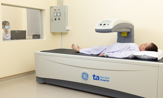 Đo mật độ xương bằng phương pháp Dexa. Ảnh: Phòng khám Đa khoa Tâm Anh Quận 7