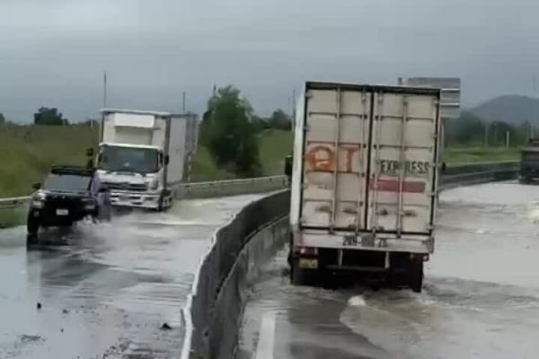 Đóng đường: Cao tốc Vĩnh Hảo – Phan Thiết ngập sâu do mưa lớn