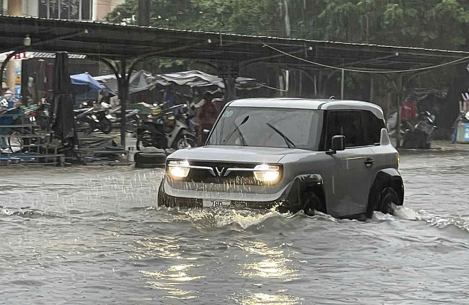 Ôtô lội nước qua khu vực bị ngập, có nguy cơ chết máy. Ảnh: Cao Toàn