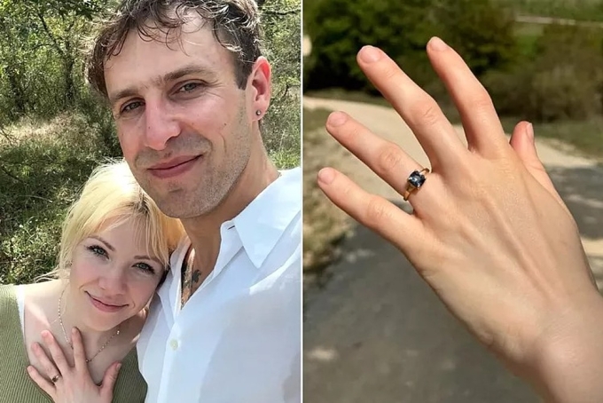 Ca sĩ khoe nhẫn đính hôn hồi tháng 9/2024. Ảnh: Instagram Carly Rae Jepsen