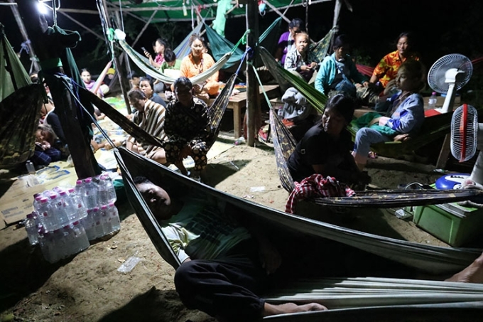 Người dân Campuchia sống trong lều tạm ở làng Prey Chan, tỉnh Banteay Meanchey. Ảnh: Khmer Times