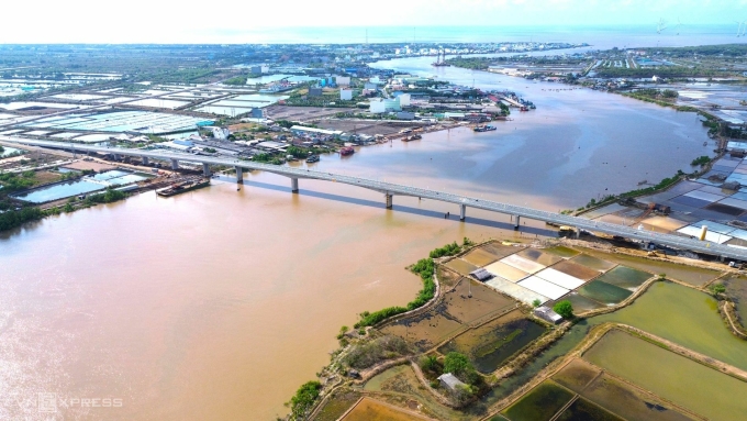 Cầu Gành Hào nối liền hai xã Tân Thuận - Gành Hào kết nối giao thương. Ảnh: Chúc Ly