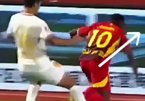 Tiền vệ Trung Quốc đẩy đối thủ ngã gãy cổ