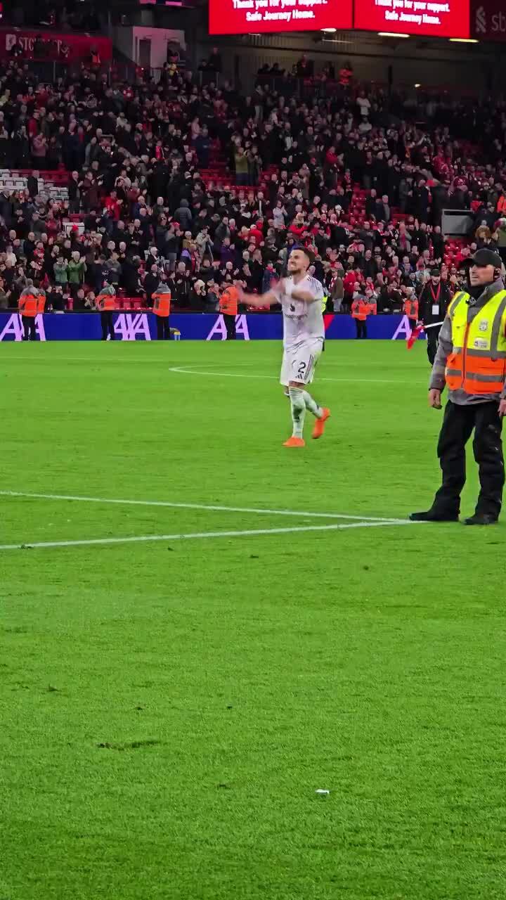 Cầu thủ Man Utd chia vui với khán giả sau trận thắng Liverpool