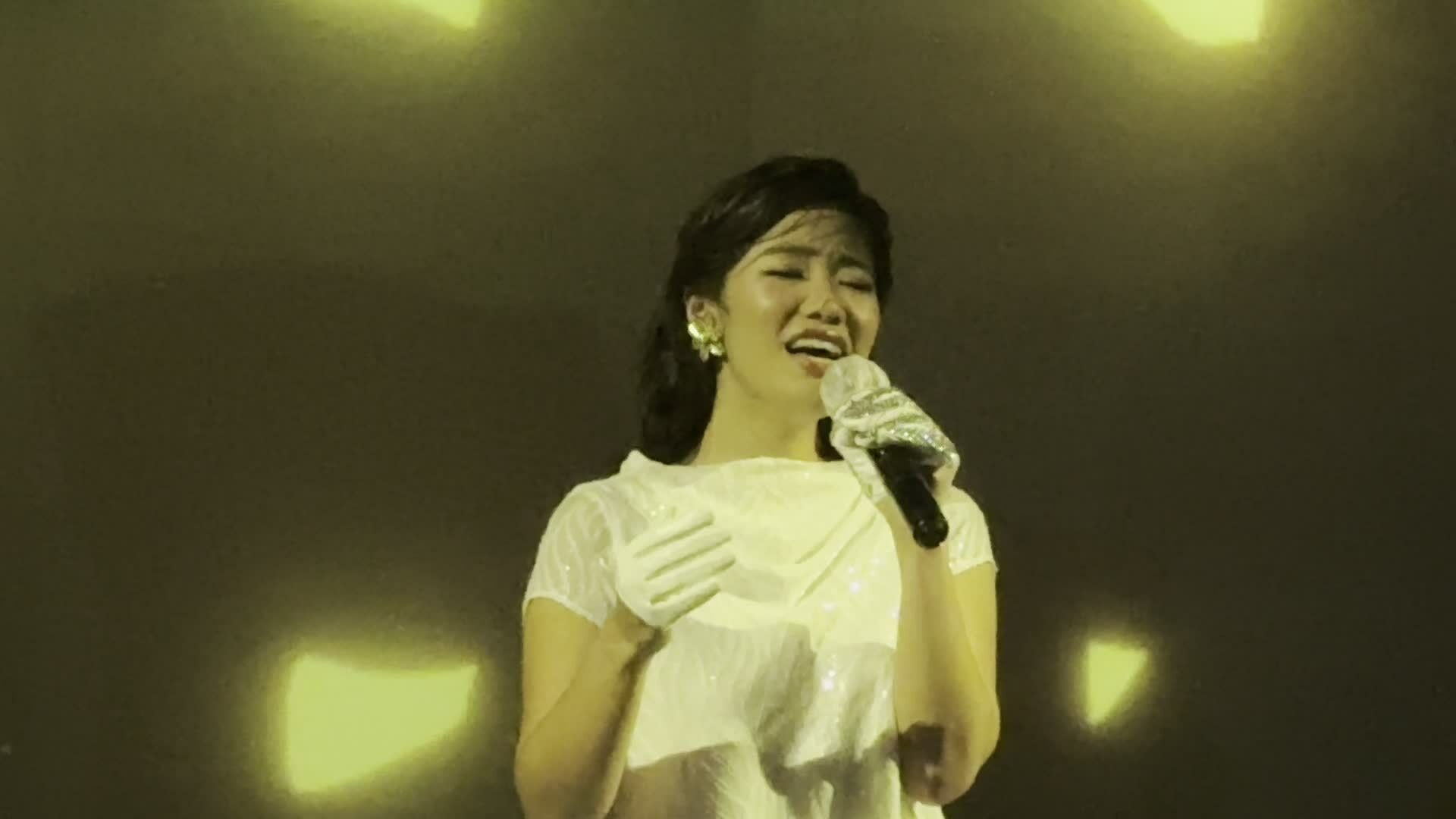 CeCe Trương hát "Thoát"