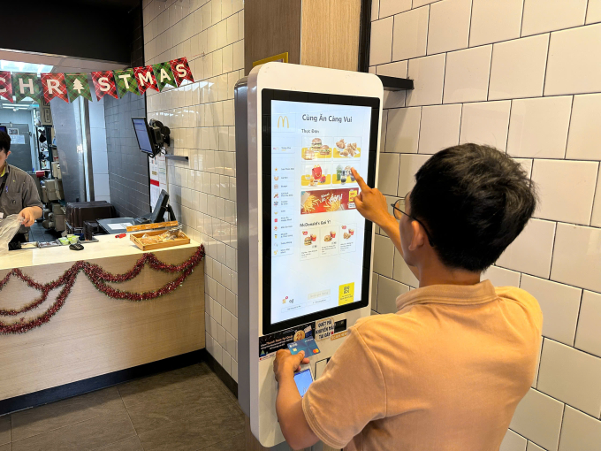 Khách hàng dùng thẻ thanh toán trong sinh hoạt hàng ngày. Ảnh: Mastercard