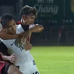 Chanathip bị đuổi vì giật chỏ vào mặt đối thủ ở Thai League 1