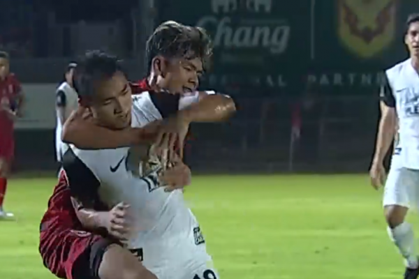 Chanathip bị đuổi vì giật chỏ vào mặt đối thủ ở Thai League 1