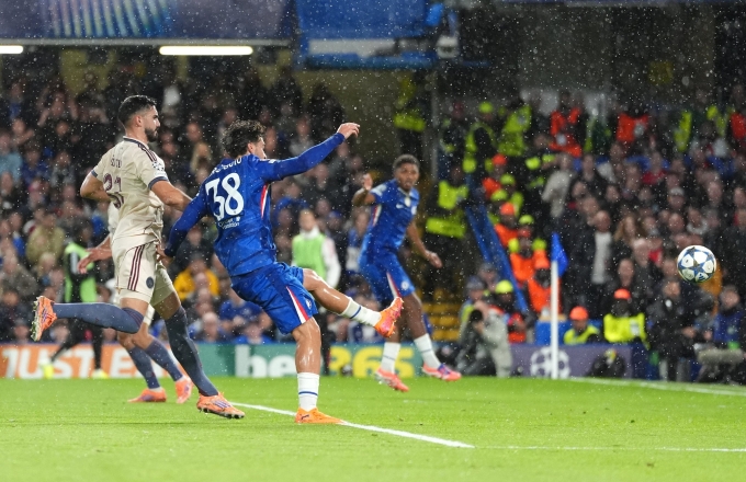 Guiu (số 38) mở tỷ số cho Chelsea, trên sân Stamford Bridge, London, Anh hôm 22/10. Ảnh: Reuters