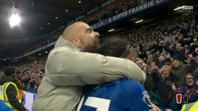 Và ăn mừng cuồng nhiệt cùng các cầu thủ Chelsea trong trận thắng Liverpool 2-1 ở vòng 7 Ngoại hạng Anh trên sân Stamford Bridge, London, Anh ngày 4/10/2025. Ảnh: Daily Mail