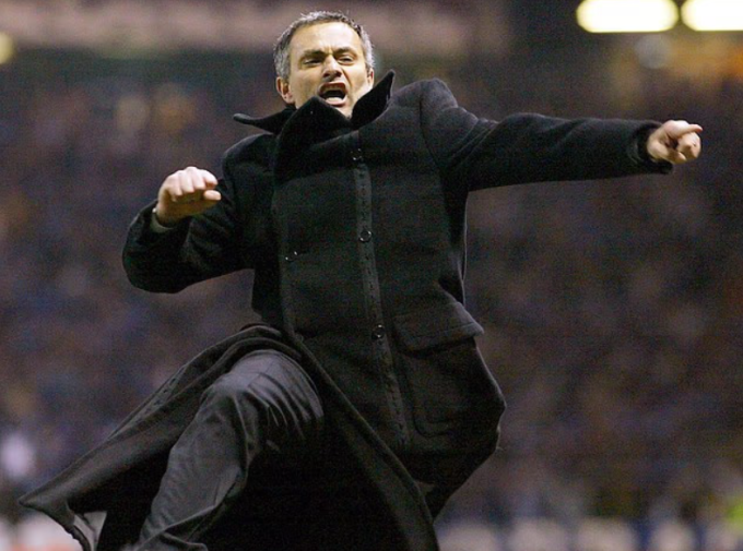 HLV Jose Mourinho ăn mừng trong trận Porto hòa Man Utd 1-1 trên sân Old Trafford ở Champions League mùa 2003-2004. Ảnh: Reuters