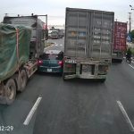 Ôtô con kẹt giữa hai xe đầu kéo: Tai nạn do chen lấn?