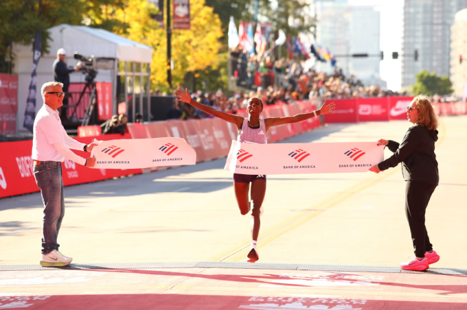 Hawi Feysa về nhất nội dung nữ Chicago Marathon 2025. Ảnh: Runners World