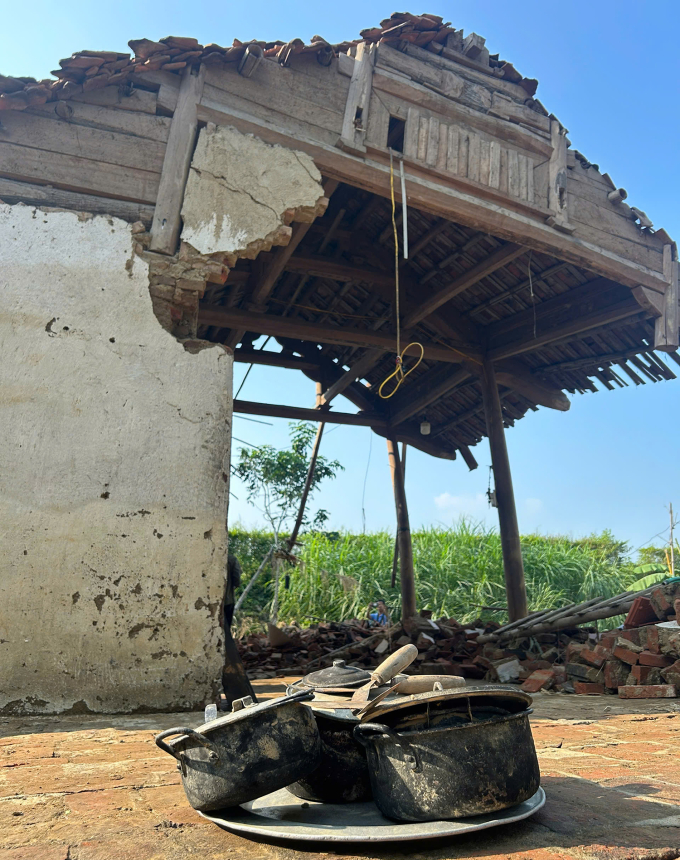 Những gì còn sót lại sau trận lũ được chị Hoạt gom lại, để tại nơi từng là nền nhà. Ảnh: Phong Linh